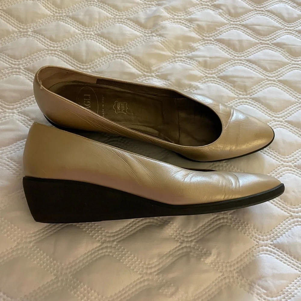 ⭐️⭐️SALE⭐️⭐️ quality Italian Magli wedges. Gold colored. Light use. SZ 7 1/2 AAA